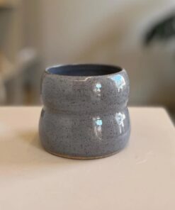 Copo de cerâmica cinza Onda Dupla Esmo Design Autoral