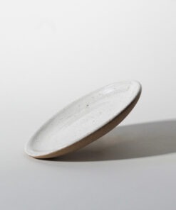 Pires de cerâmica branco Esmo com base em argila tabaco sobre fundo neutro.