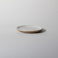 Pires de cerâmica branco Esmo com base em argila tabaco sobre fundo neutro, centralizado.