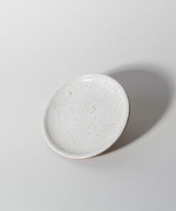 Pires de cerâmica branco Esmo com base em argila tabaco sobre fundo neutro inclinado frontal.