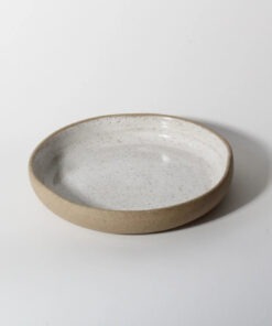 Prato Entrada Orgânico de cerâmica Esmo na cor branca, com esmalte salpicado e bordas em argila natural aparente.