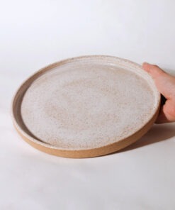 Prato Reto de cerâmica Esmo com bordas verticais, acabamento salpicado e base em argila natural Esmo.