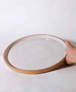 Prato Reto de cerâmica branca com bordas verticais, acabamento salpicado e base em argila tabaco Esmo.