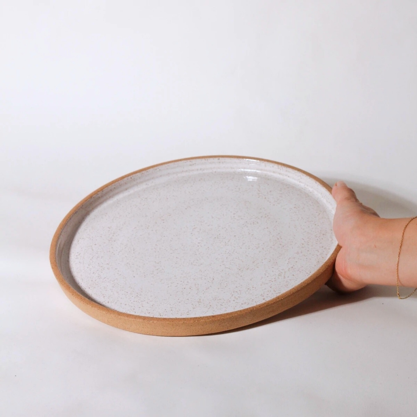 Prato Reto de cerâmica branca com bordas verticais, acabamento salpicado e base em argila tabaco Esmo.