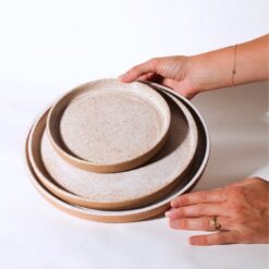 3 Pratos Retos de cerâmica branca Esmo com bordas verticais, acabamento salpicado e base em argila tabaco.