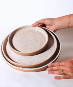 3 Pratos Retos de cerâmica branca Esmo com bordas verticais, acabamento salpicado e base em argila tabaco.