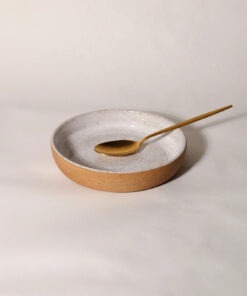 Prato Sopa Esmo em cerâmica branca salpicada, formato cilíndrico com bordas altas e base em argila tabaco aparente.