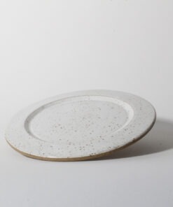 Prato Sushi de cerâmica plano branco com borda sutil e acabamento salpicado sobre base de argila tabaco Esmo.