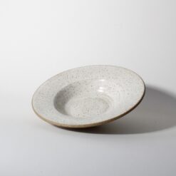 Prato Risoto Esmo de cerâmica com esmalte branco e base em argila tabaco.