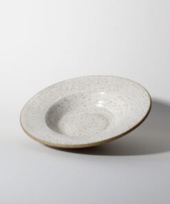 Prato Risoto Esmo de cerâmica com esmalte branco e base em argila tabaco.