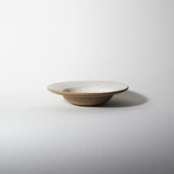 Prato Risoto Esmo de cerâmica com esmalte branco e base em argila tabaco, centralizado.