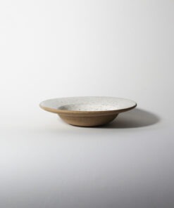 Prato Risoto Esmo de cerâmica com esmalte branco e base em argila tabaco, centralizado.